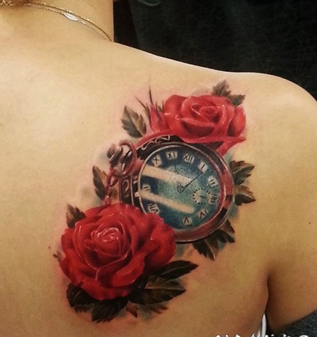 背部3D非常逼真的时钟与玫瑰纹身图案