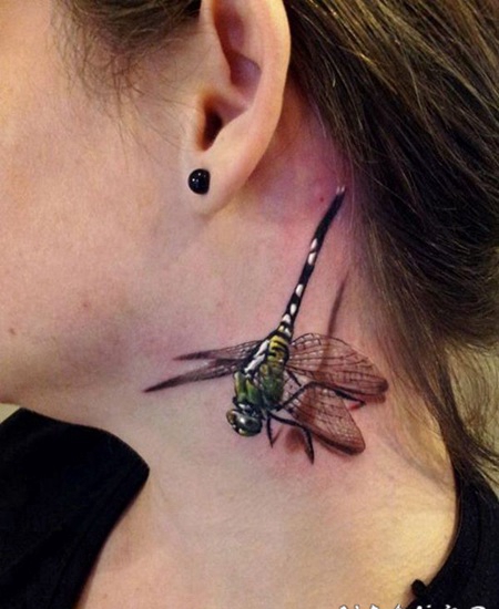3D写实的蜻蜓颈部纹身图案