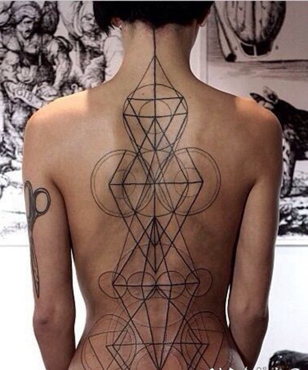 背部简单设计的黑色3D几何纹身图案