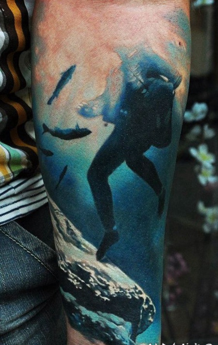 手臂3D逼真的海底潜水员与鱼纹身图案