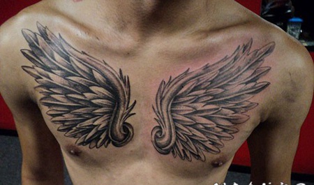 男性胸部3D黑白翅膀纹身图案