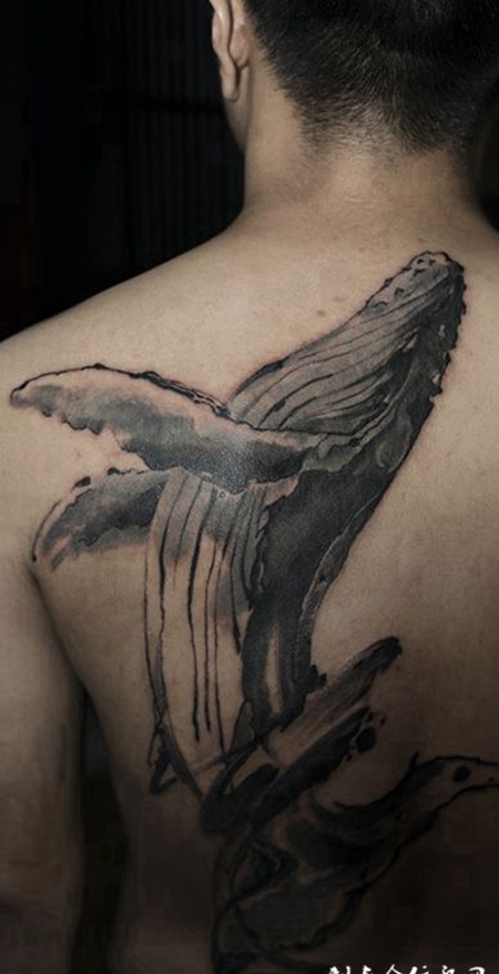 一跃冲天，后背水墨鲸鱼个性纹身