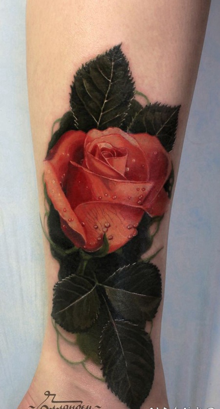 非常逼真的3D彩色玫瑰与水滴小腿纹身图案