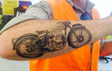 手臂写实的3D摩托车纹身图案
