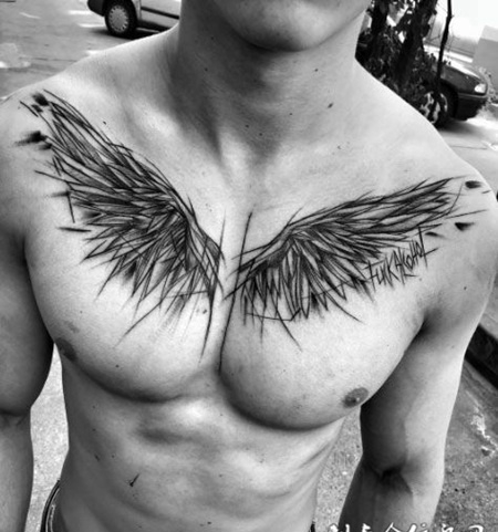 胸部上的翅膀纹身图案