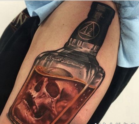3D写实的彩色瓶子与骷髅大臂纹身图案