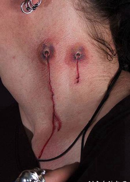 颈部3D彩色的吸血鬼牙印纹身图案