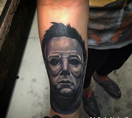 手臂3D巨大的彩色面具男子肖像纹身图案