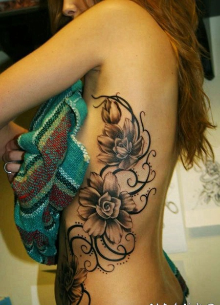 侧肋3D好看的花朵藤蔓纹身图案