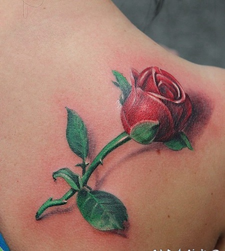 背部令人惊叹的3D逼真红玫瑰纹身图案