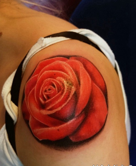 肩部3D逼真的彩色大玫瑰纹身图案