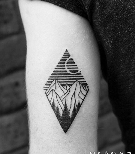 手臂上的几何小纹身图案