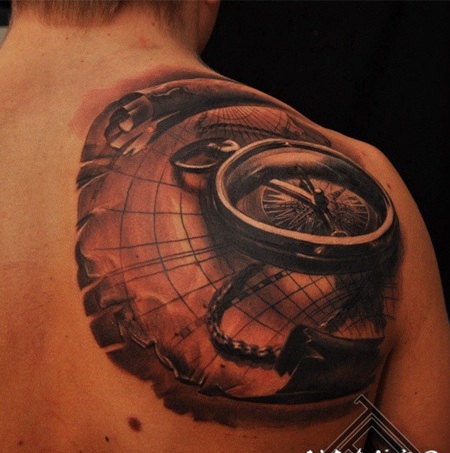 背部惊人的3D黑白指南针和地图纹身图案