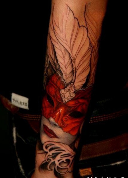 手臂3D写实的半彩色蒙面女性和羽毛纹身图案