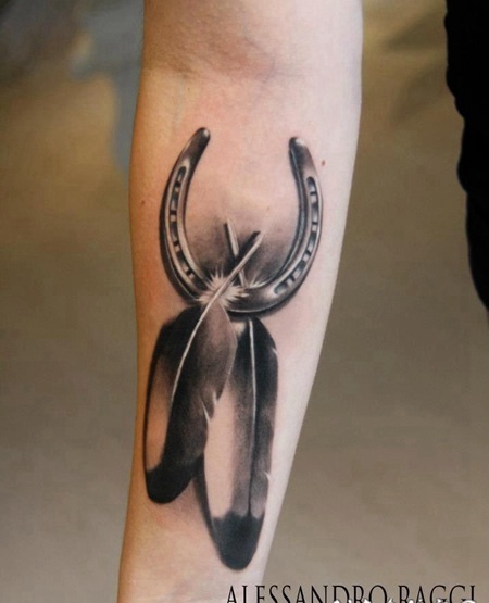 手臂3D幸运马蹄铁与羽毛纹身图案