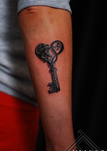 手臂3D写实的黑色钥匙纹身图案