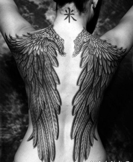 背部3D黑白天使翅膀纹身图案