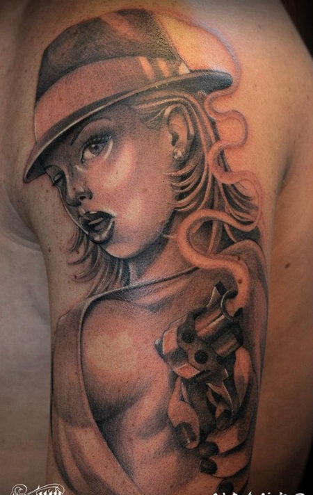 手臂3D写实的诱人女性和手枪纹身图案