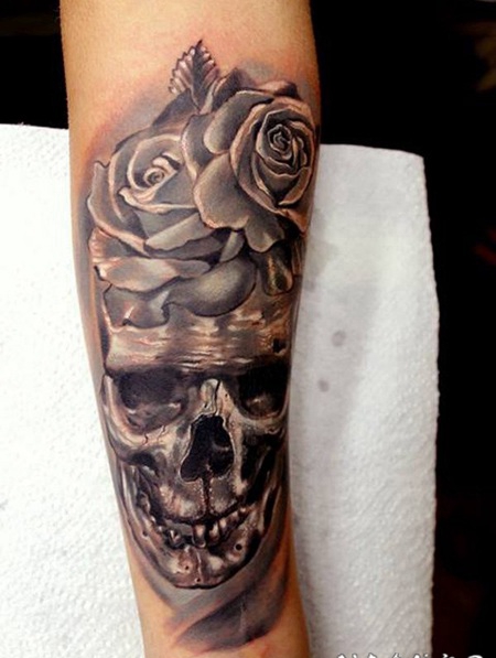 手臂很酷的3D骷髅与花卉纹身图案