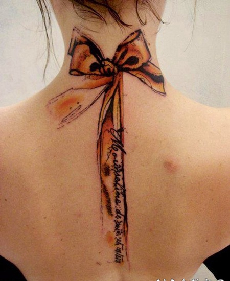 背部可爱的3D彩色蝴蝶结和字母纹身图案