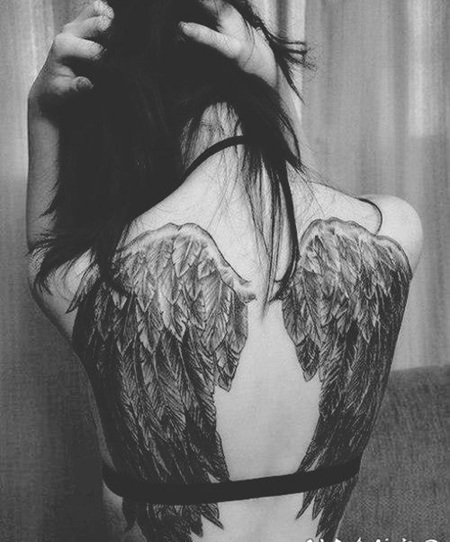 女生背部3D黑色的翅膀纹身图案