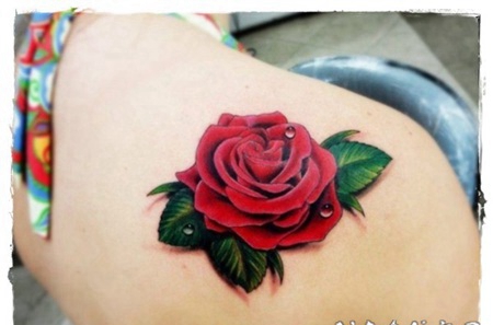 肩部美丽的3D彩色玫瑰纹身图案