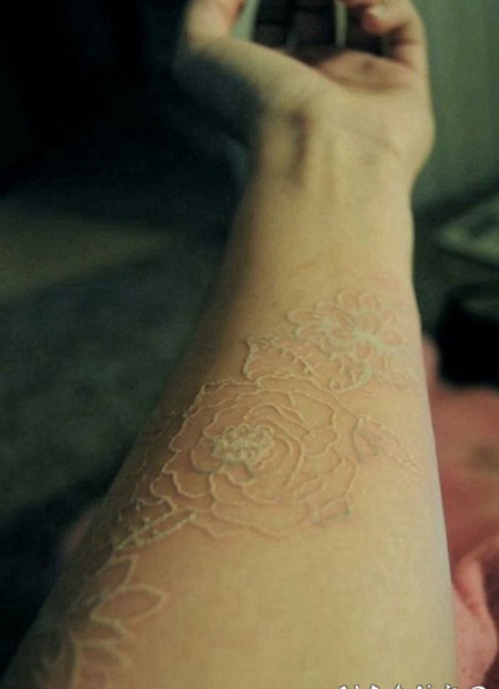 手臂3D隐形的白玫瑰花纹身图案