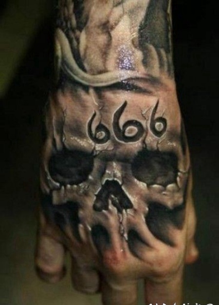 3D写实的黑白骷髅与标志手背纹身图案