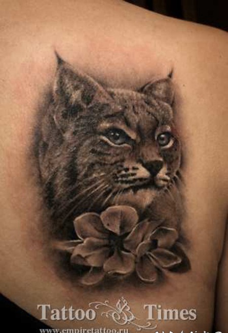 3D非常逼真的黑白野猫与花朵纹身图案