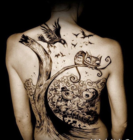 背部很酷的3D黑白卡通怪物纹身图案