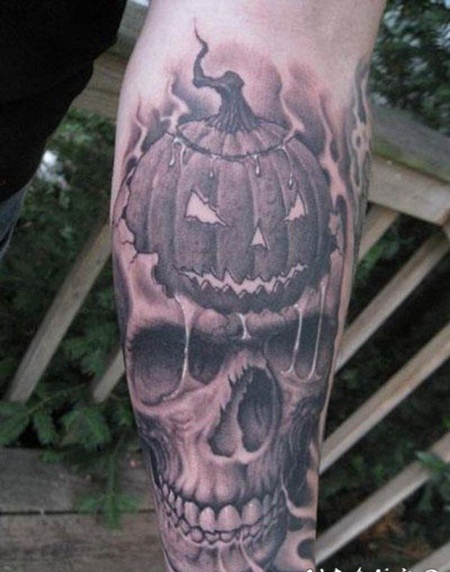 手臂3D逼真的黑白骷髅与南瓜纹身图案