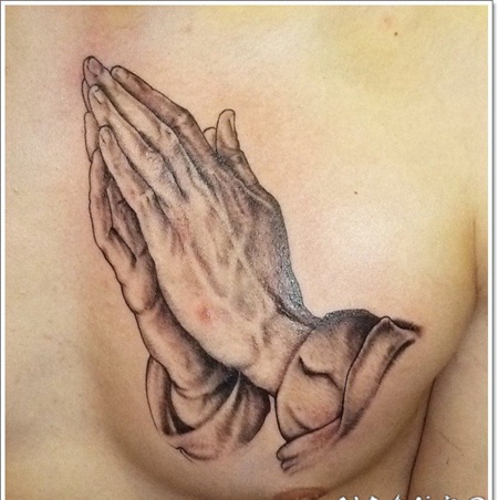 胸部逼真的3D黑白祈祷双手纹身图案