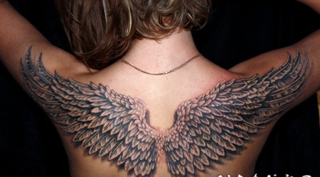 背部3D彩色的逼真翅膀纹身图案