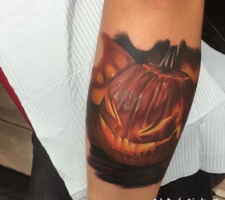 手臂3D写实的万圣节南瓜纹身图案
