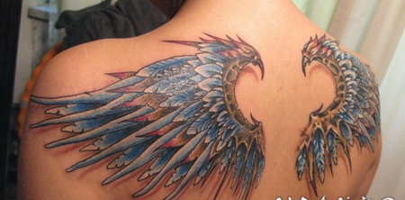 背部彩色3D逼真的羽毛翅膀纹身图案