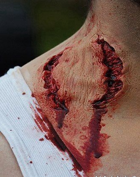 颈部令人毛骨悚然的逼真3D僵尸牙印纹身图案