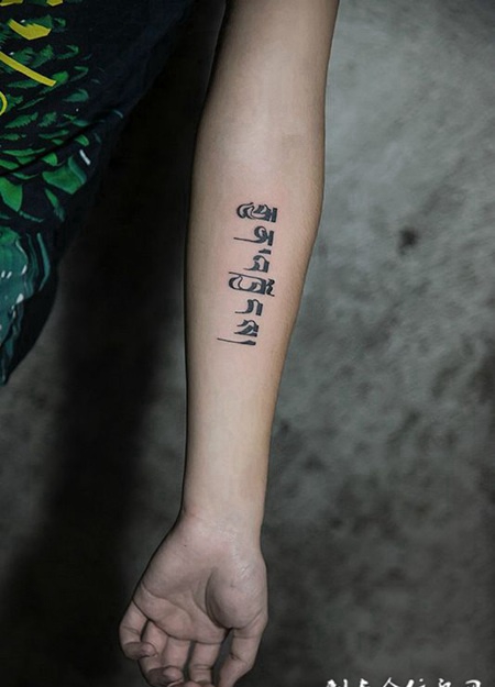 异族风情，手臂个性藏文纹身图案