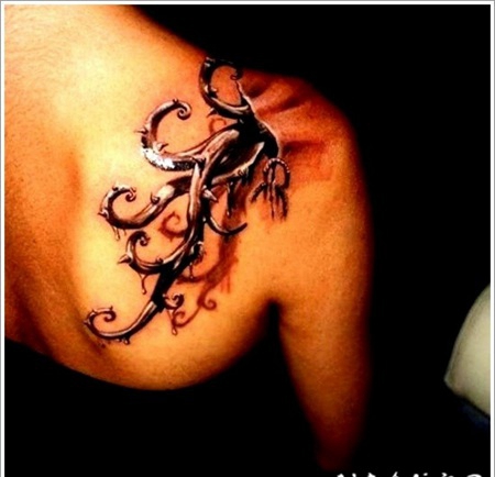 肩部3D黑白恐怖的藤蔓荆棘纹身图案