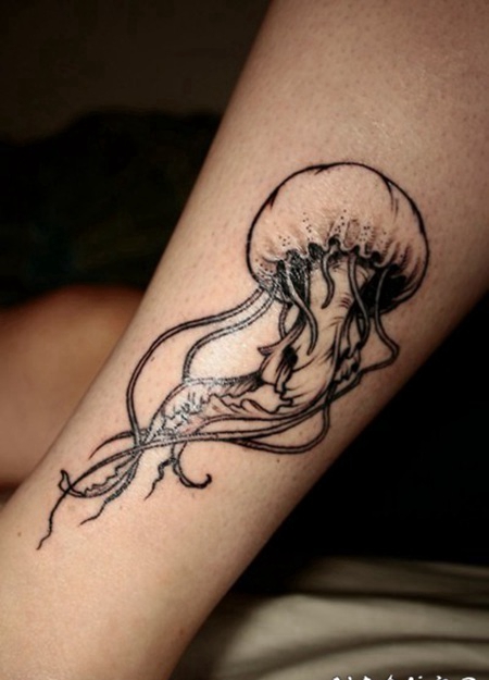 非常逼真的3D黑色水母脚踝纹身图案