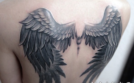 背部3D写实的灰色翅膀纹身图案