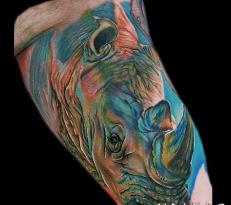 大臂3D彩色的犀牛头部纹身图案