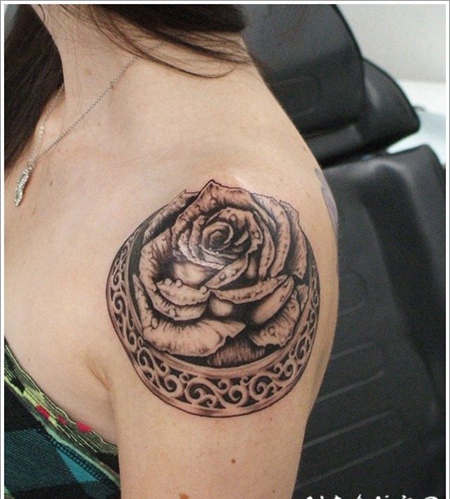 肩部3D黑白玫瑰与装饰纹身图案