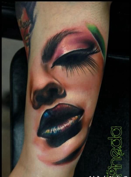 手臂3D写实的彩绘女人肖像纹身图案