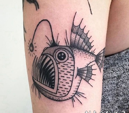 古灵精怪，手臂古怪小鱼个性纹身