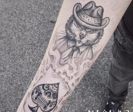 手臂上的猫先生和扑克牌纹身图案