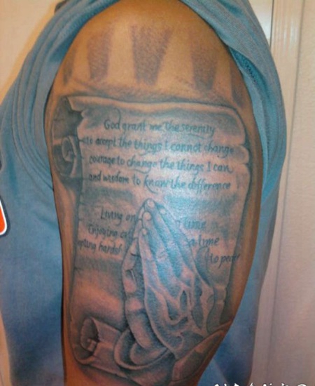 大臂3D黑色的字母与祈祷之手纹身图案