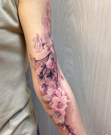 手臂3D写实的彩色花卉纹身图案