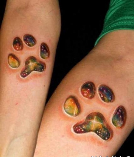 手臂3D五彩的动物脚印和星空纹身图案
