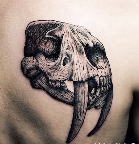 背部令人惊叹的3D逼真动物头骨纹身图案