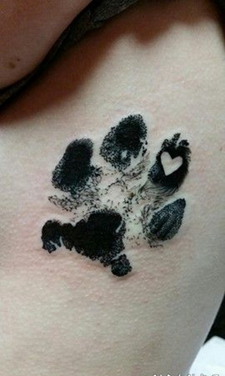 侧肋3D黑色的动物爪印与心形纹身图案